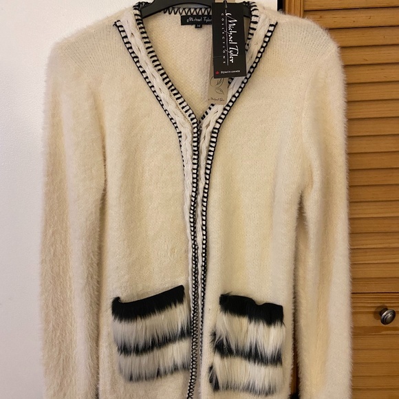 Warm and cozy sweater with ''furry'' pockets - Picture 5 of 8